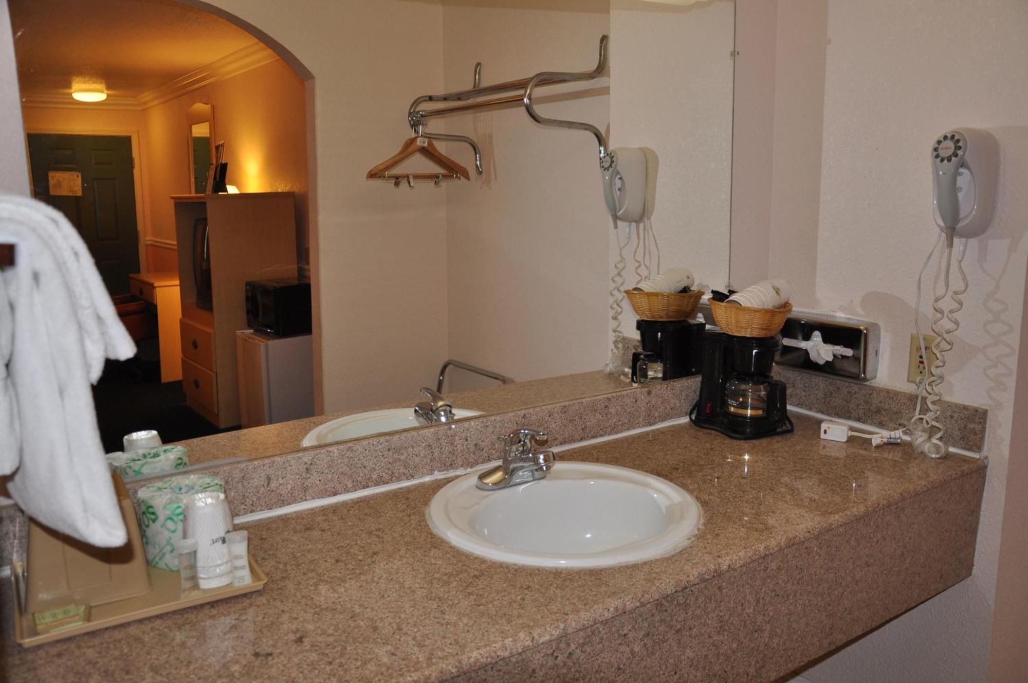 Super 8 By Wyndham Hayward Downtown Motel Castro Valley Dış mekan fotoğraf