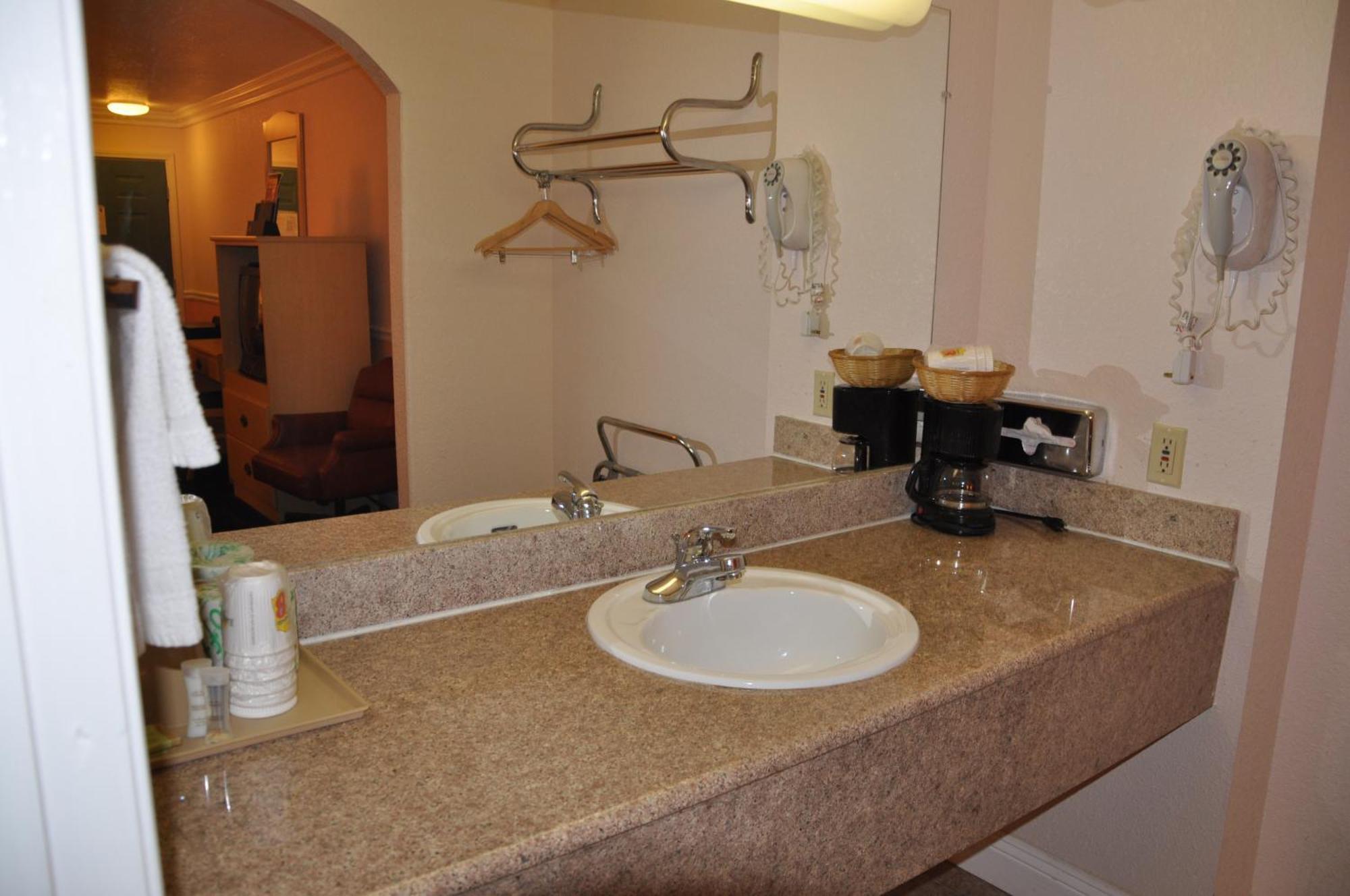 Super 8 By Wyndham Hayward Downtown Motel Castro Valley Dış mekan fotoğraf