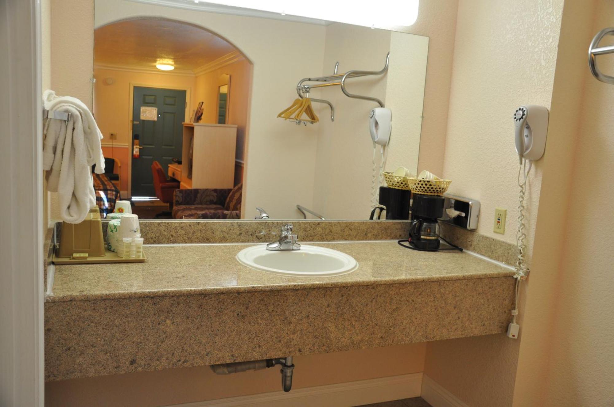 Super 8 By Wyndham Hayward Downtown Motel Castro Valley Dış mekan fotoğraf